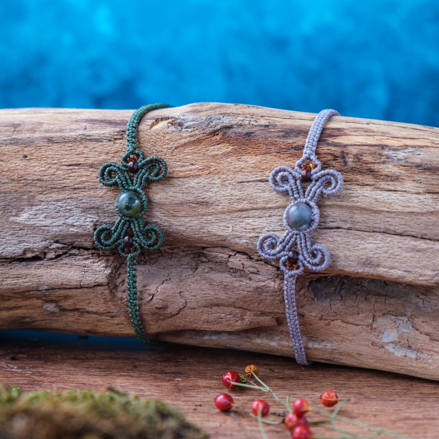 Schleife 'Gwedh' - Makramee Armband in Schleifenform mit Achatperle im Zentrum Schleife 'Gwedh' - Makramee Armband in Schleifenform mit Achatperle im Zentrum