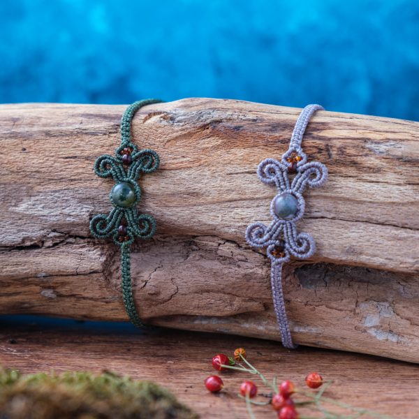 Schleife 'Gwedh' - Makramee Armband in Schleifenform mit Achatperle im Zentrum Schleife 'Gwedh' - Makramee Armband in Schleifenform mit Achatperle im Zentrum