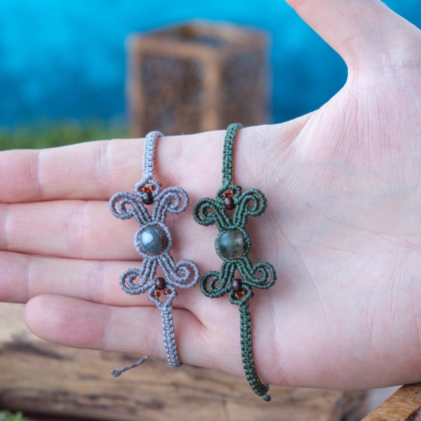 Schleife 'Gwedh' - Makramee Armband in Schleifenform mit Achatperle im Zentrum Schleife 'Gwedh' - Makramee Armband in Schleifenform mit Achatperle im Zentrum