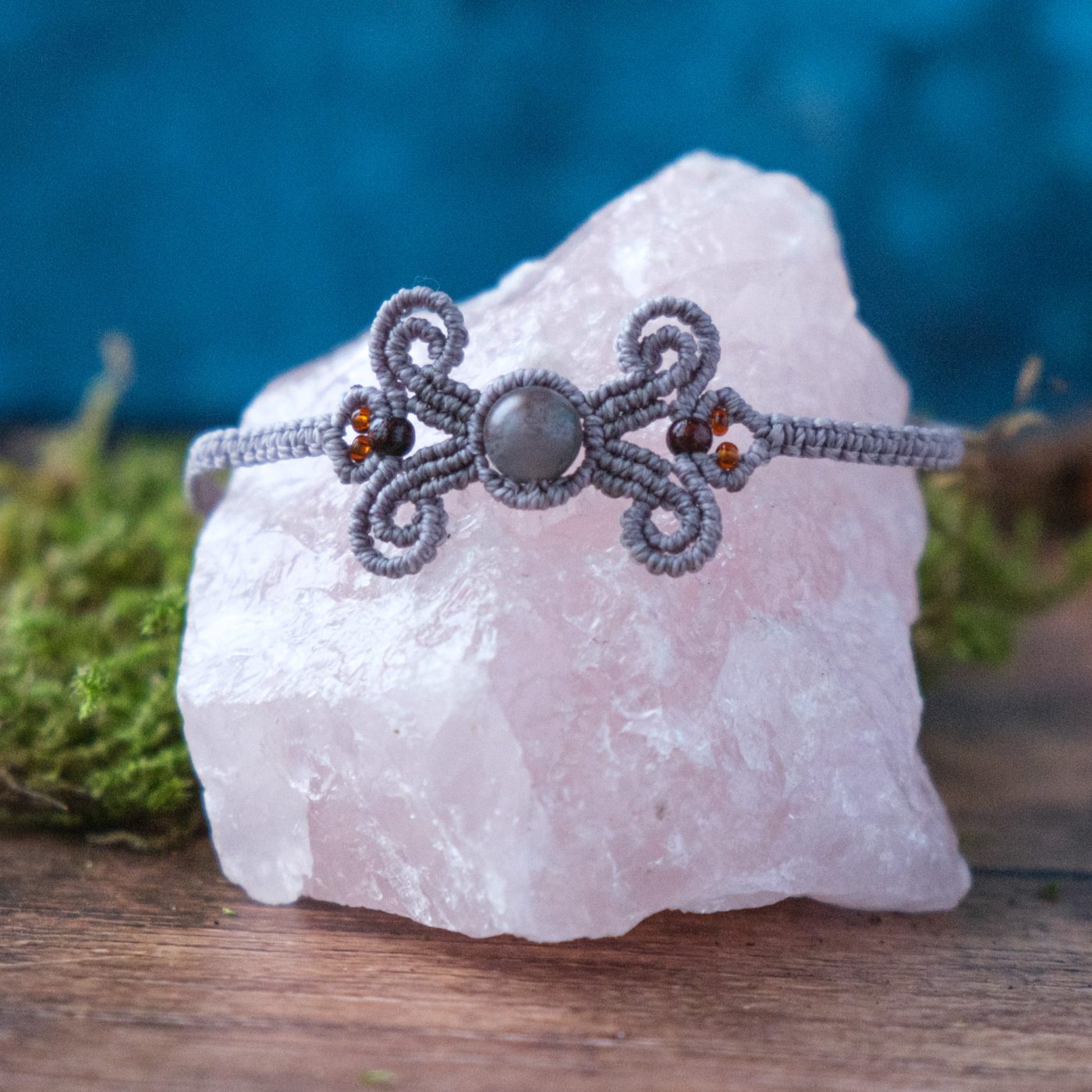 Schleife 'Gwedh' - Makramee Armband in Schleifenform mit Achatperle im Zentrum Schleife 'Gwedh' - Makramee Armband in Schleifenform mit Achatperle im Zentrum