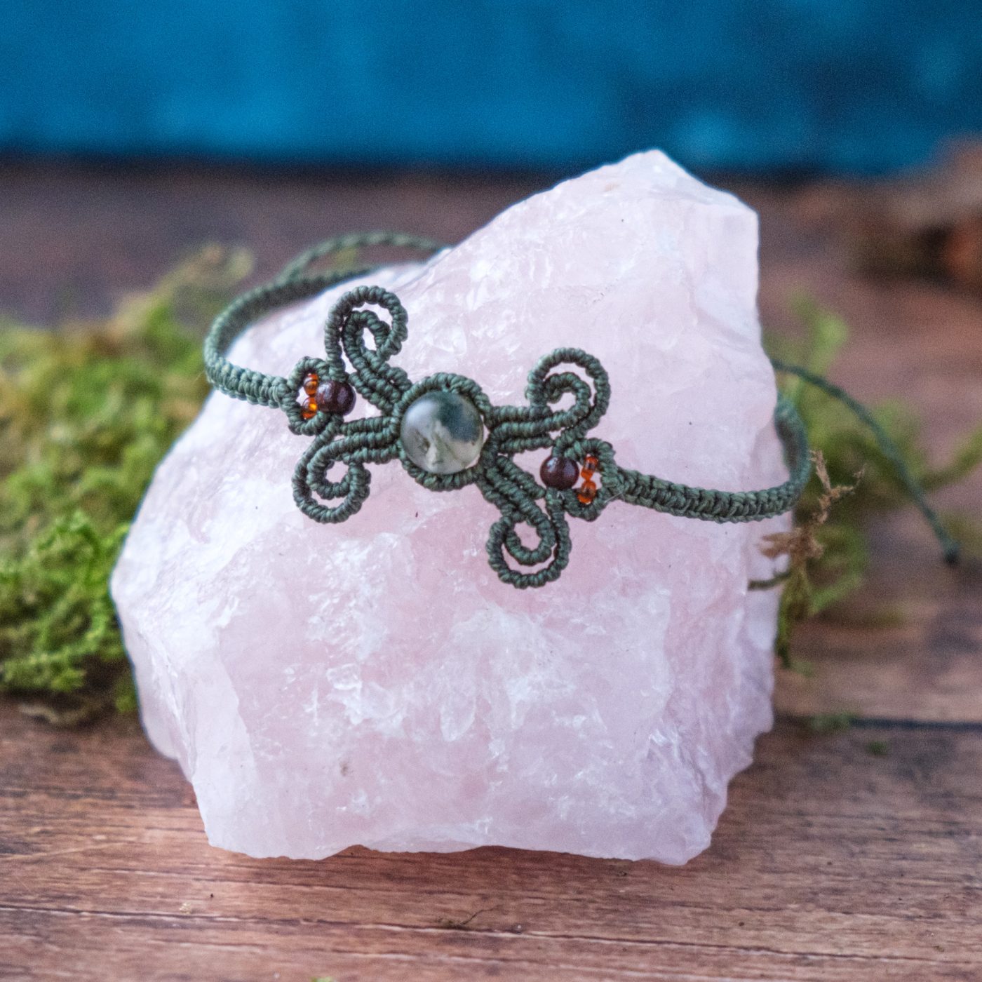 Schleife 'Gwedh' - Makramee Armband in Schleifenform mit Achatperle im Zentrum Schleife 'Gwedh' - Makramee Armband in Schleifenform mit Achatperle im Zentrum