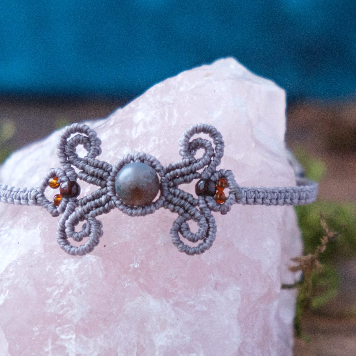 Schleife 'Gwedh' - Makramee Armband in Schleifenform mit Achatperle im Zentrum Schleife 'Gwedh' - Makramee Armband in Schleifenform mit Achatperle im Zentrum