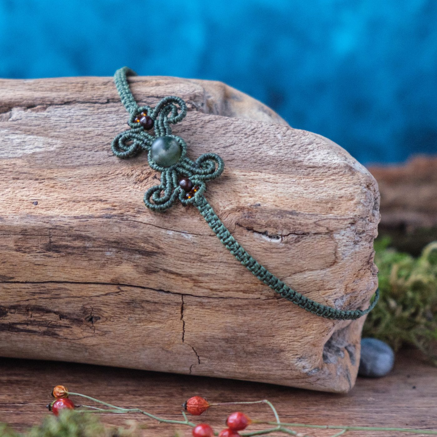 Schleife 'Gwedh' - Makramee Armband in Schleifenform mit Achatperle im Zentrum Schleife 'Gwedh' - Makramee Armband in Schleifenform mit Achatperle im Zentrum