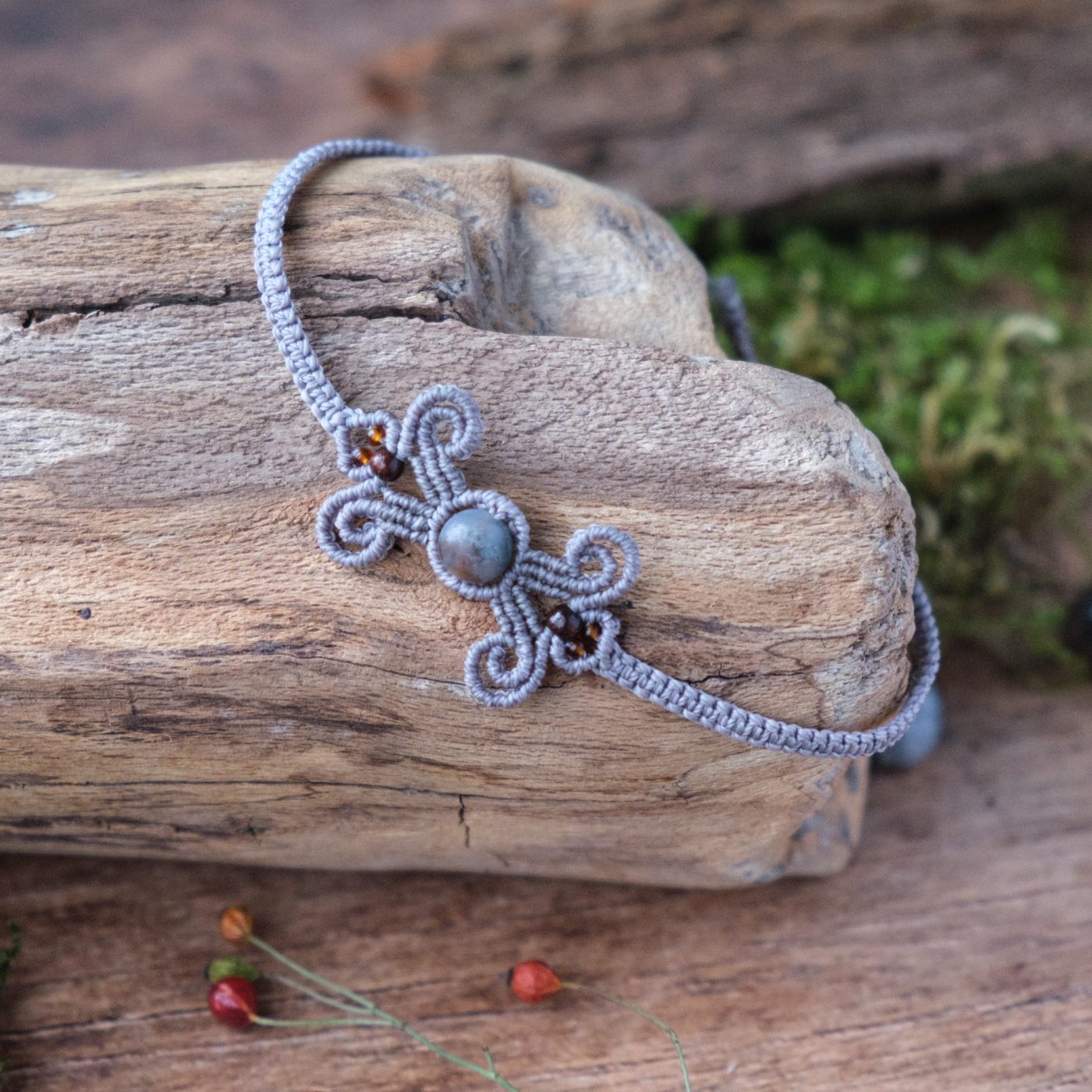 Schleife 'Gwedh' - Makramee Armband in Schleifenform mit Achatperle im Zentrum Schleife 'Gwedh' - Makramee Armband in Schleifenform mit Achatperle im Zentrum