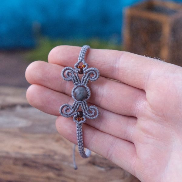 Schleife 'Gwedh' - Makramee Armband in Schleifenform mit Achatperle im Zentrum Schleife 'Gwedh' - Makramee Armband in Schleifenform mit Achatperle im Zentrum