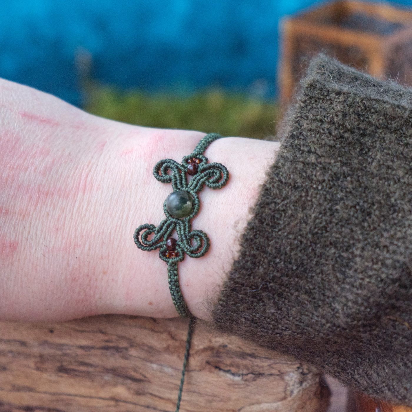 Schleife 'Gwedh' - Makramee Armband in Schleifenform mit Achatperle im Zentrum Schleife 'Gwedh' - Makramee Armband in Schleifenform mit Achatperle im Zentrum