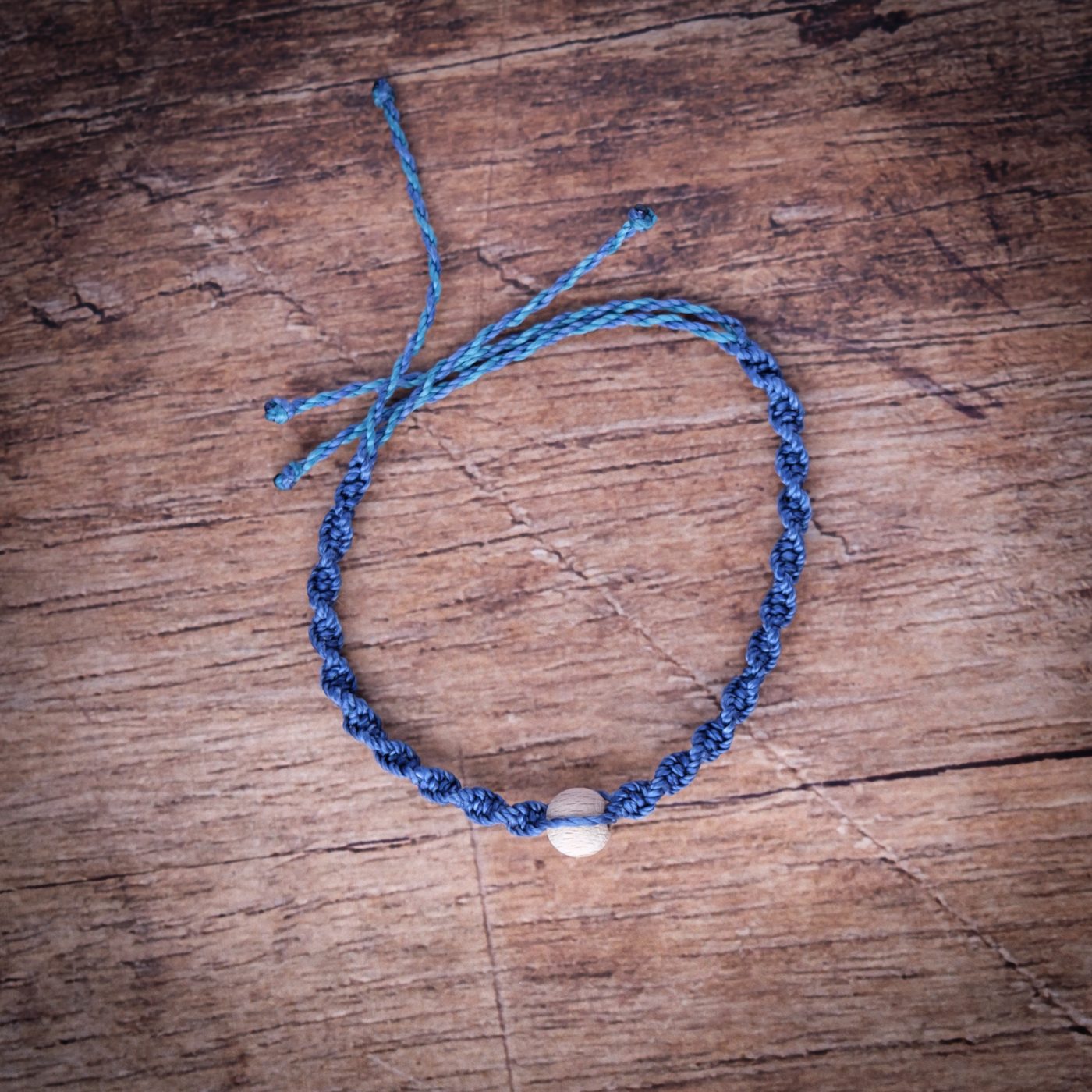 Spirale 'Hwinia' - Makramee Armband in Spiralform mit Perle im Zentrum Spirale 'Hwinia' - Makramee Armband in Spiralform mit Perle im Zentrum