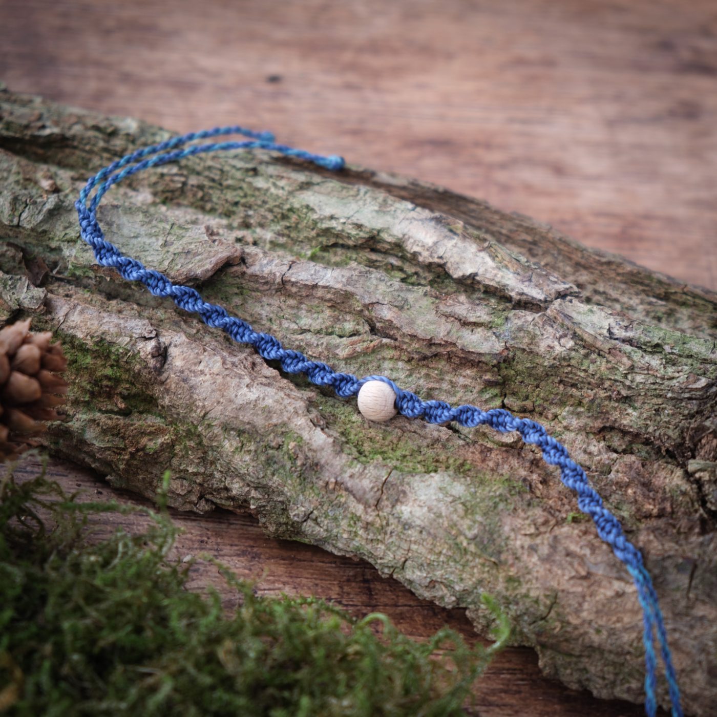 Spirale 'Hwinia' - Makramee Armband in Spiralform mit Perle im Zentrum Spirale 'Hwinia' - Makramee Armband in Spiralform mit Perle im Zentrum