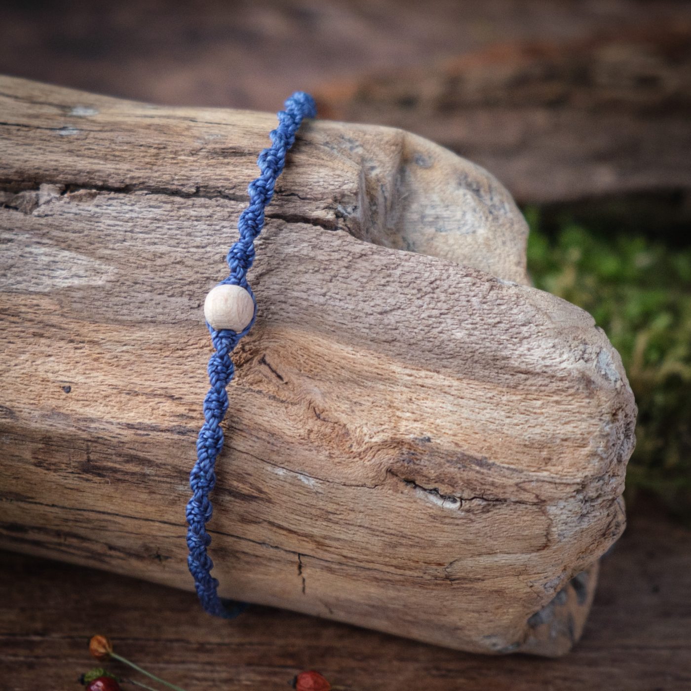 Spirale 'Hwinia' - Makramee Armband in Spiralform mit Perle im Zentrum Spirale 'Hwinia' - Makramee Armband in Spiralform mit Perle im Zentrum