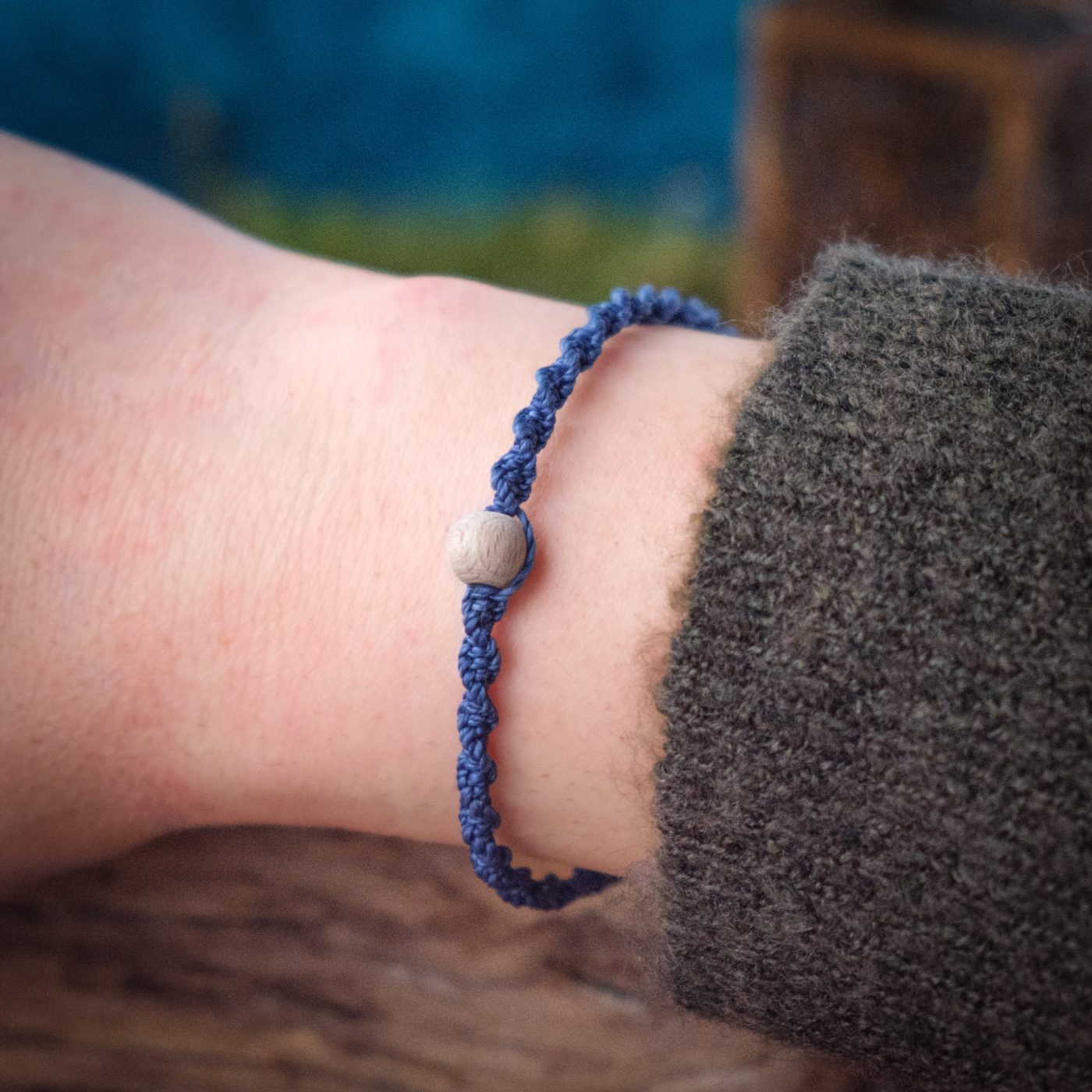 Spirale 'Hwinia' - Makramee Armband in Spiralform mit Perle im Zentrum Spirale 'Hwinia' - Makramee Armband in Spiralform mit Perle im Zentrum