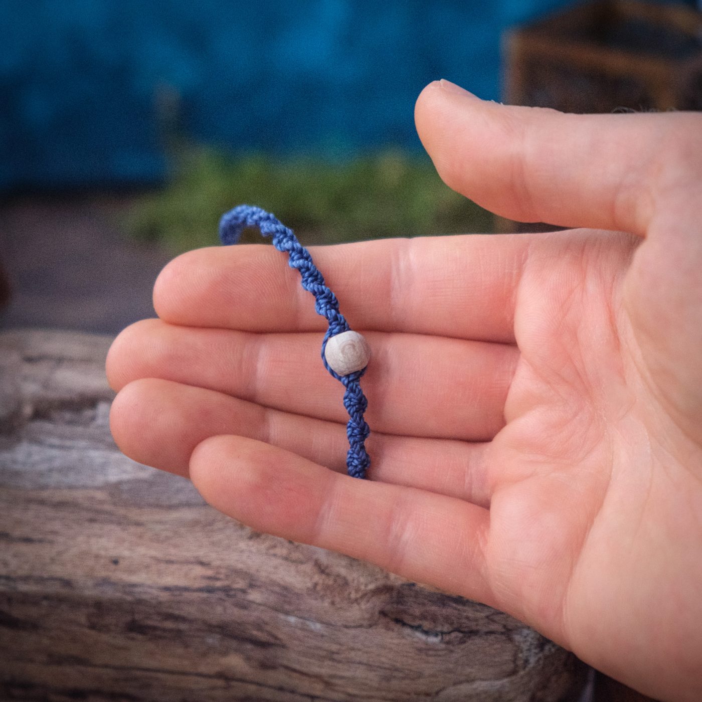 Spirale 'Hwinia' - Makramee Armband in Spiralform mit Perle im Zentrum Spirale 'Hwinia' - Makramee Armband in Spiralform mit Perle im Zentrum