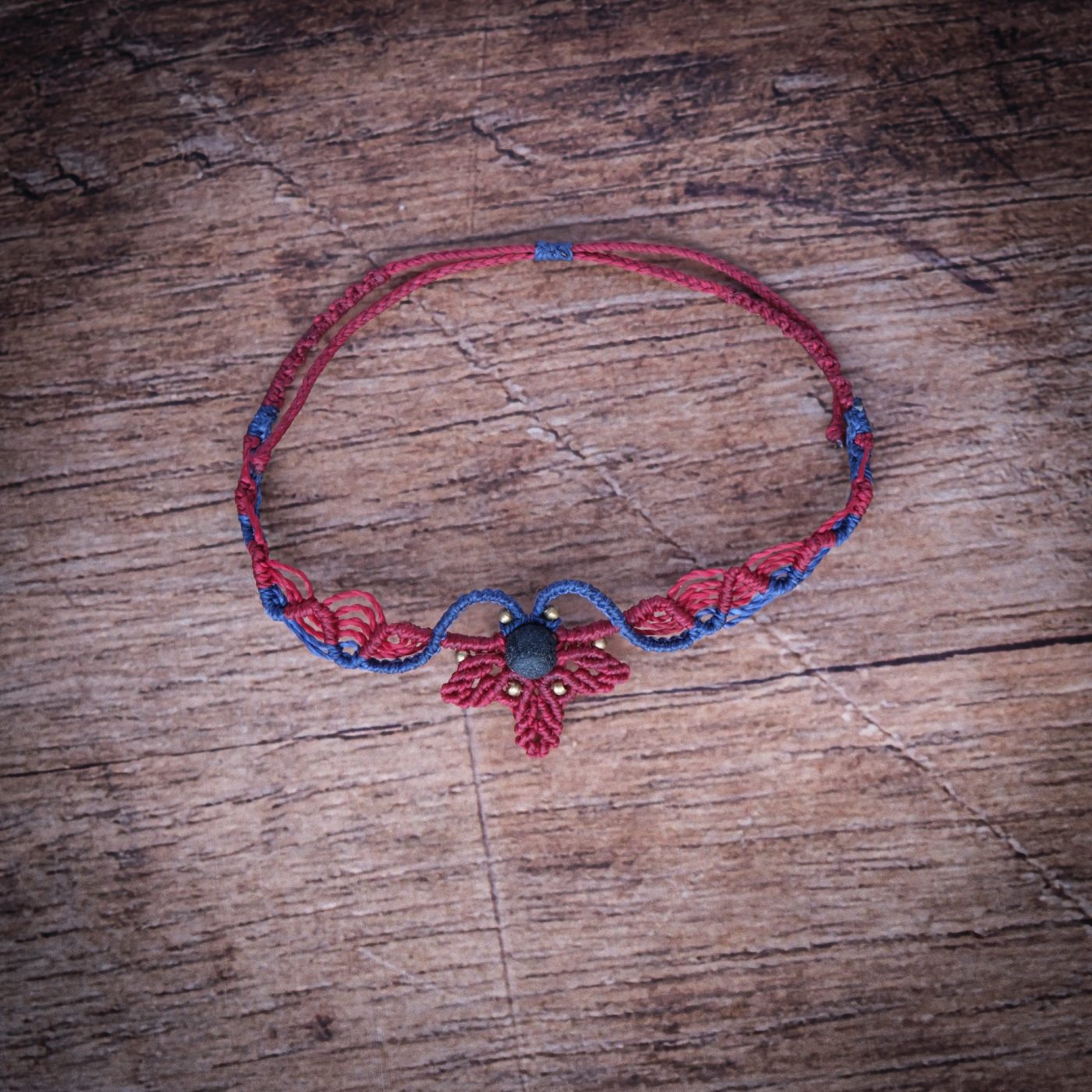 Efeublatt 'Athelas' - Makramee Armband mit Efeublatt und Wellenmuster Efeublatt 'Athelas' - Makramee Armband mit Efeublatt und Wellenmuster