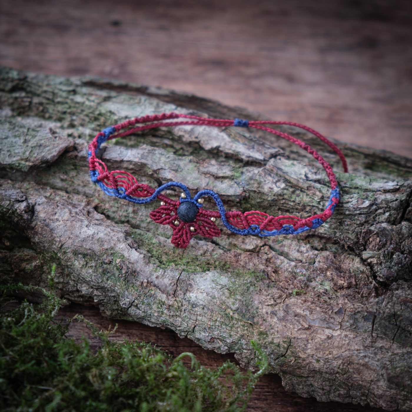 Efeublatt 'Athelas' - Makramee Armband mit Efeublatt und Wellenmuster Efeublatt 'Athelas' - Makramee Armband mit Efeublatt und Wellenmuster