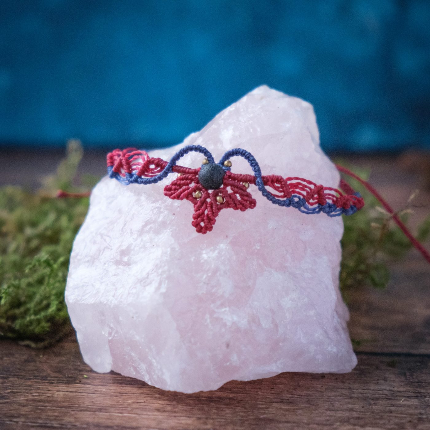 Efeublatt 'Athelas' - Makramee Armband mit Efeublatt und Wellenmuster Efeublatt 'Athelas' - Makramee Armband mit Efeublatt und Wellenmuster