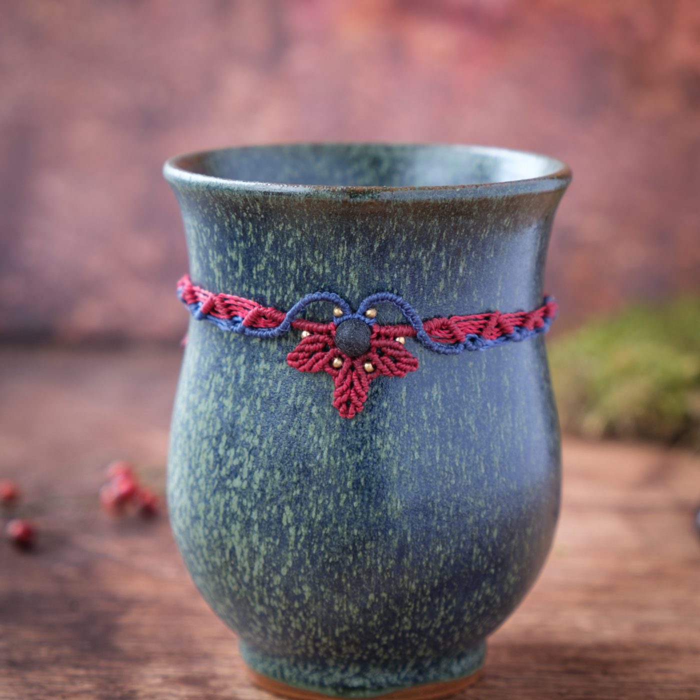 Efeublatt 'Athelas' - Makramee Armband mit Efeublatt und Wellenmuster Efeublatt 'Athelas' - Makramee Armband mit Efeublatt und Wellenmuster