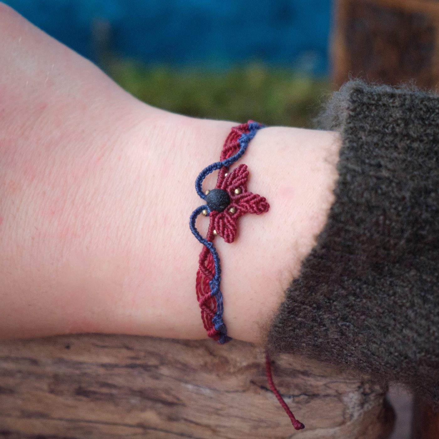 Efeublatt 'Athelas' - Makramee Armband mit Efeublatt und Wellenmuster Efeublatt 'Athelas' - Makramee Armband mit Efeublatt und Wellenmuster