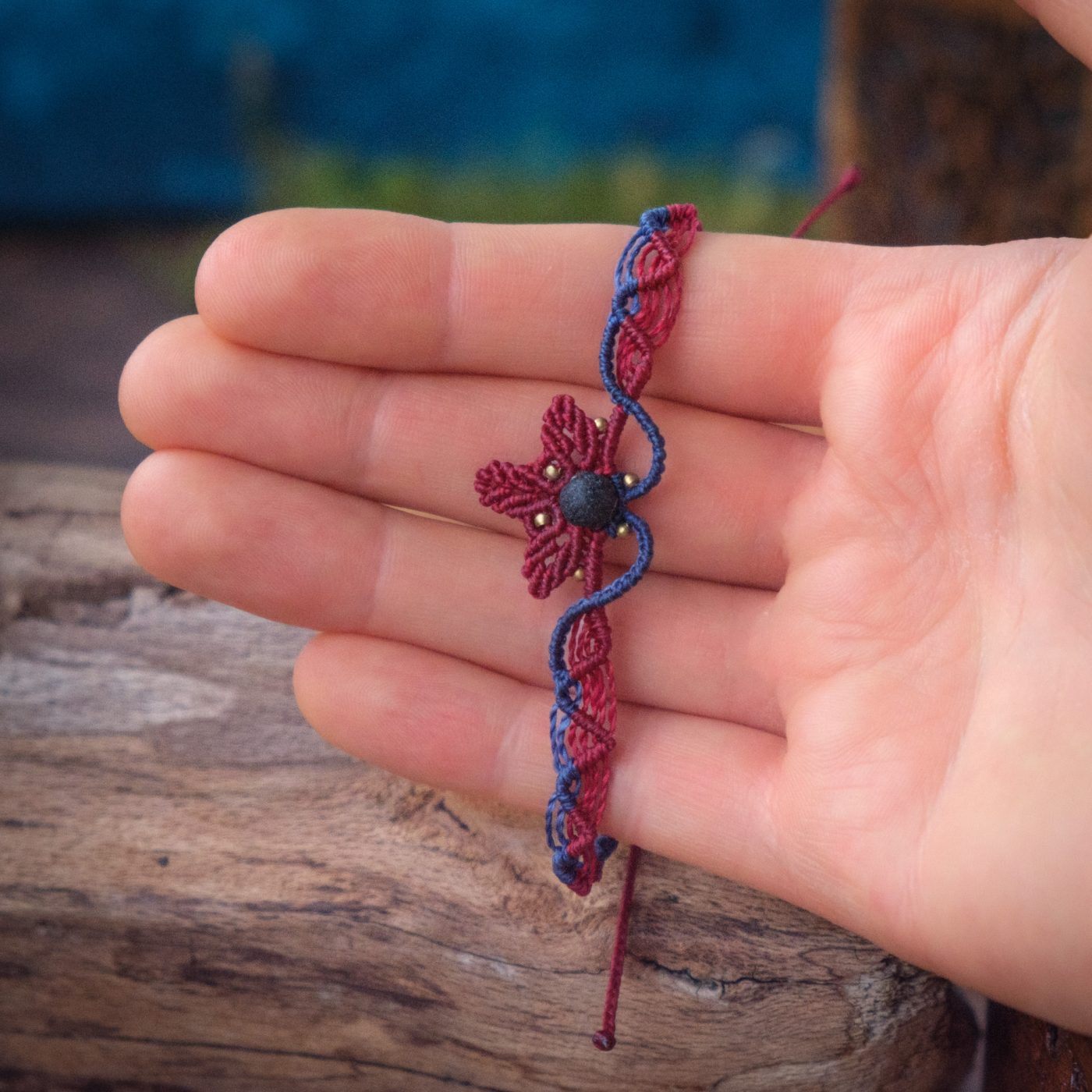 Efeublatt 'Athelas' - Makramee Armband mit Efeublatt und Wellenmuster Efeublatt 'Athelas' - Makramee Armband mit Efeublatt und Wellenmuster