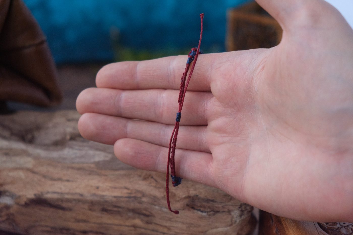 Efeublatt 'Athelas' - Makramee Armband mit Efeublatt und Wellenmuster Efeublatt 'Athelas' - Makramee Armband mit Efeublatt und Wellenmuster
