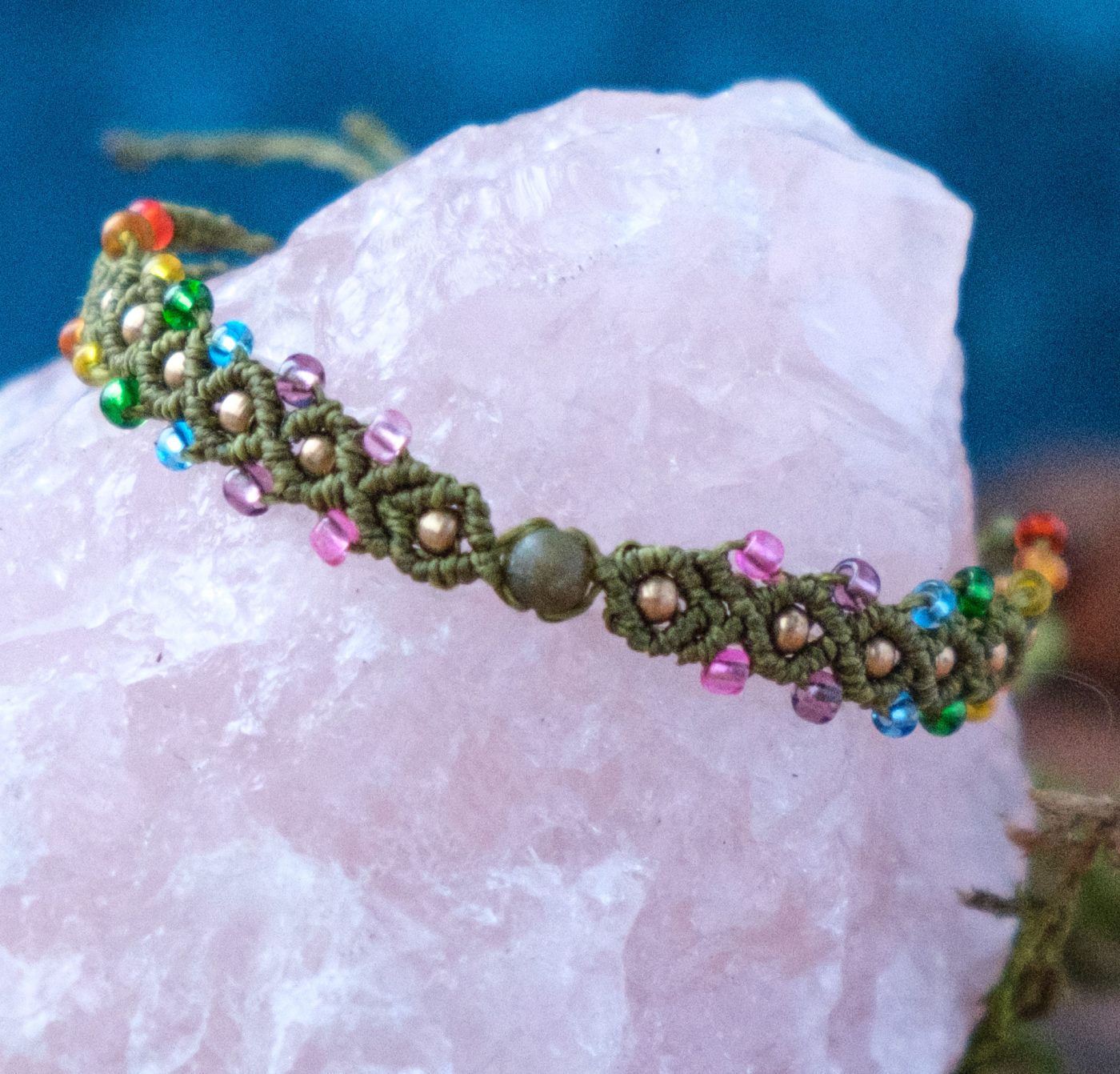 Chakra 'Asgar' - Makramee Armband mit farbigen Chakren als Perlen Chakra 'Asgar' - Makramee Armband mit farbigen Chakren als Perlen