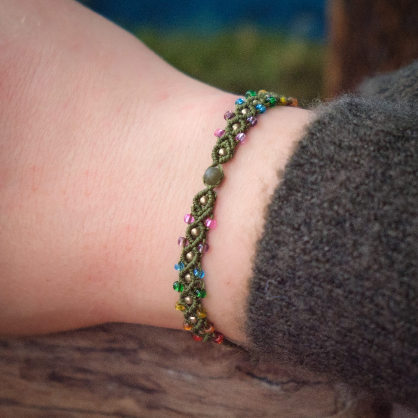 Chakra 'Asgar' - Makramee Armband mit farbigen Chakren als Perlen Chakra 'Asgar' - Makramee Armband mit farbigen Chakren als Perlen