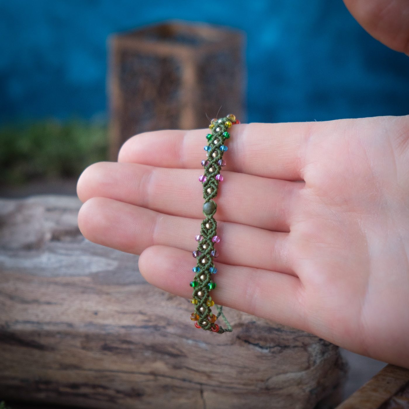 Chakra 'Asgar' - Makramee Armband mit farbigen Chakren als Perlen Chakra 'Asgar' - Makramee Armband mit farbigen Chakren als Perlen