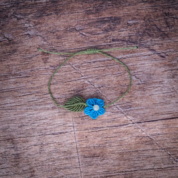 Blütentraum 'Alma' - Makramee Armband Schlicht mit grünem Blatt und blauer Blüte Blütentraum 'Alma' - Makramee Armband Schlicht mit grünem Blatt und blauer Blüte