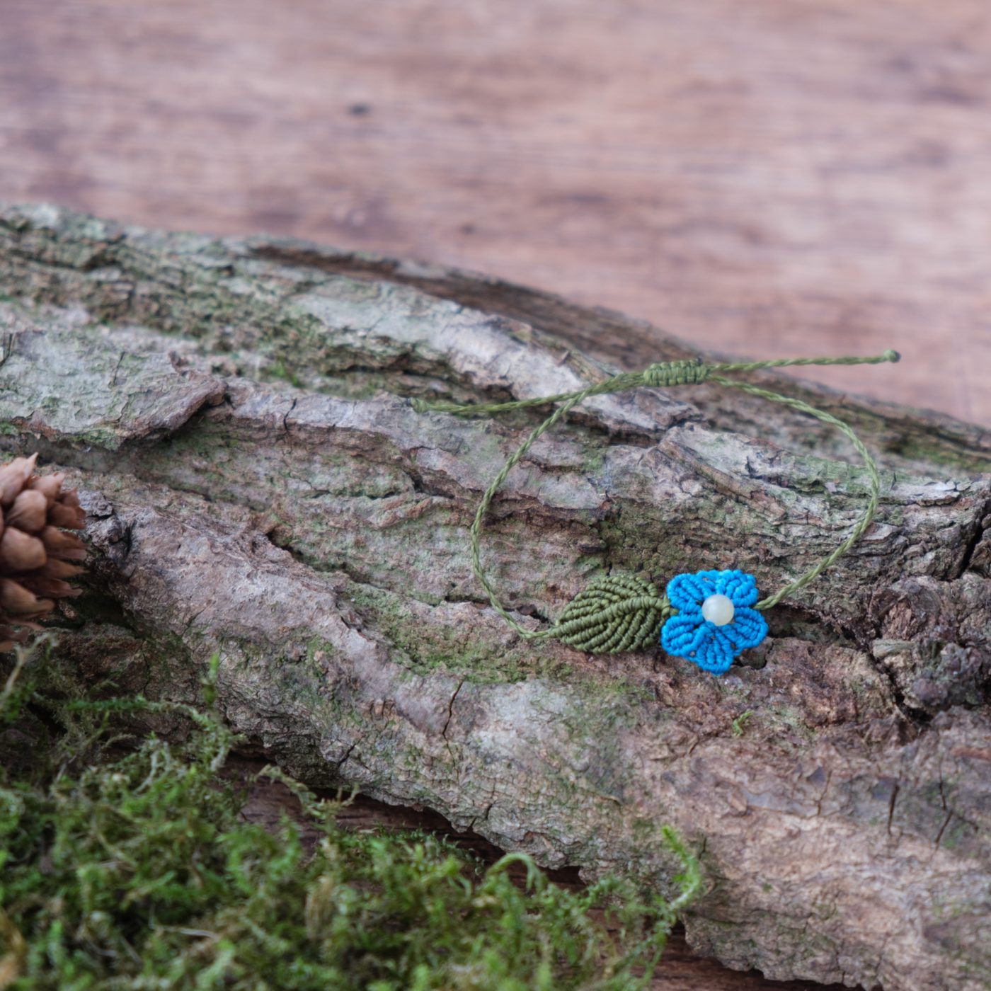 Blütentraum 'Alma' - Makramee Armband Schlicht mit grünem Blatt und blauer Blüte Blütentraum 'Alma' - Makramee Armband Schlicht mit grünem Blatt und blauer Blüte
