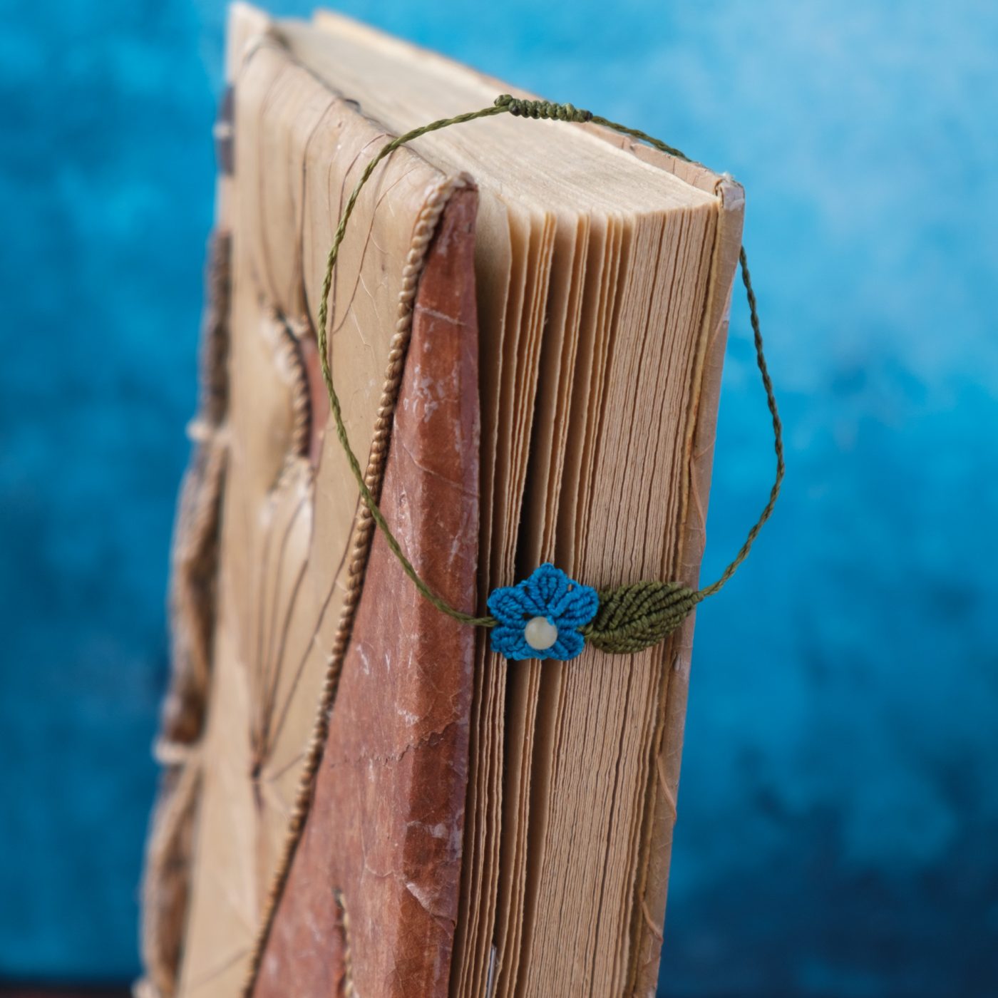 Blütentraum 'Alma' - Makramee Armband Schlicht mit grünem Blatt und blauer Blüte Blütentraum 'Alma' - Makramee Armband Schlicht mit grünem Blatt und blauer Blüte