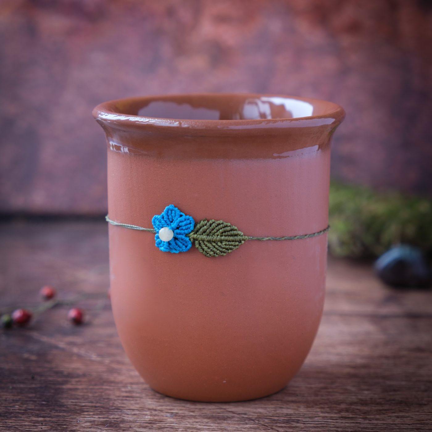 Blütentraum 'Alma' - Makramee Armband Schlicht mit grünem Blatt und blauer Blüte Blütentraum 'Alma' - Makramee Armband Schlicht mit grünem Blatt und blauer Blüte