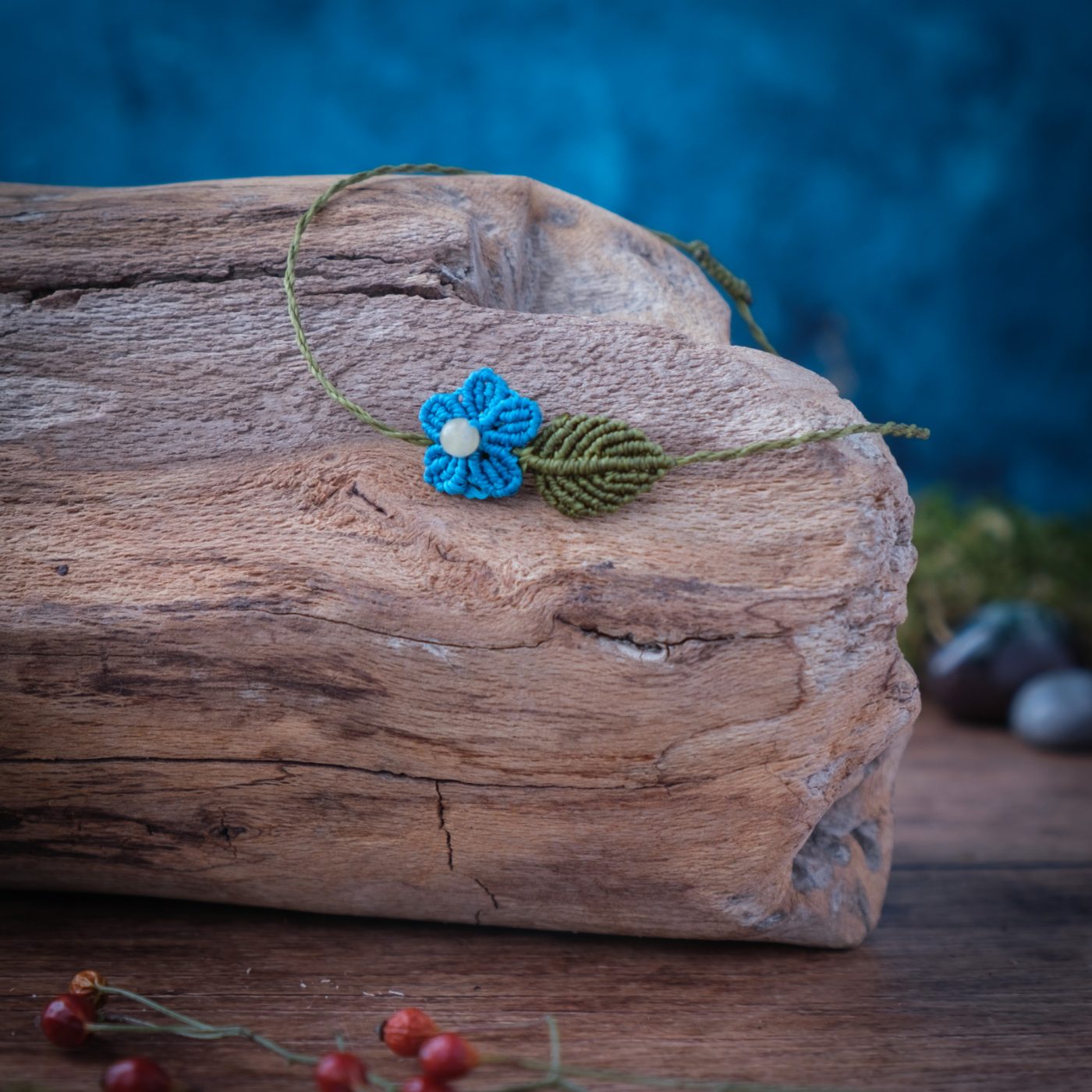 Blütentraum 'Alma' - Makramee Armband Schlicht mit grünem Blatt und blauer Blüte Blütentraum 'Alma' - Makramee Armband Schlicht mit grünem Blatt und blauer Blüte