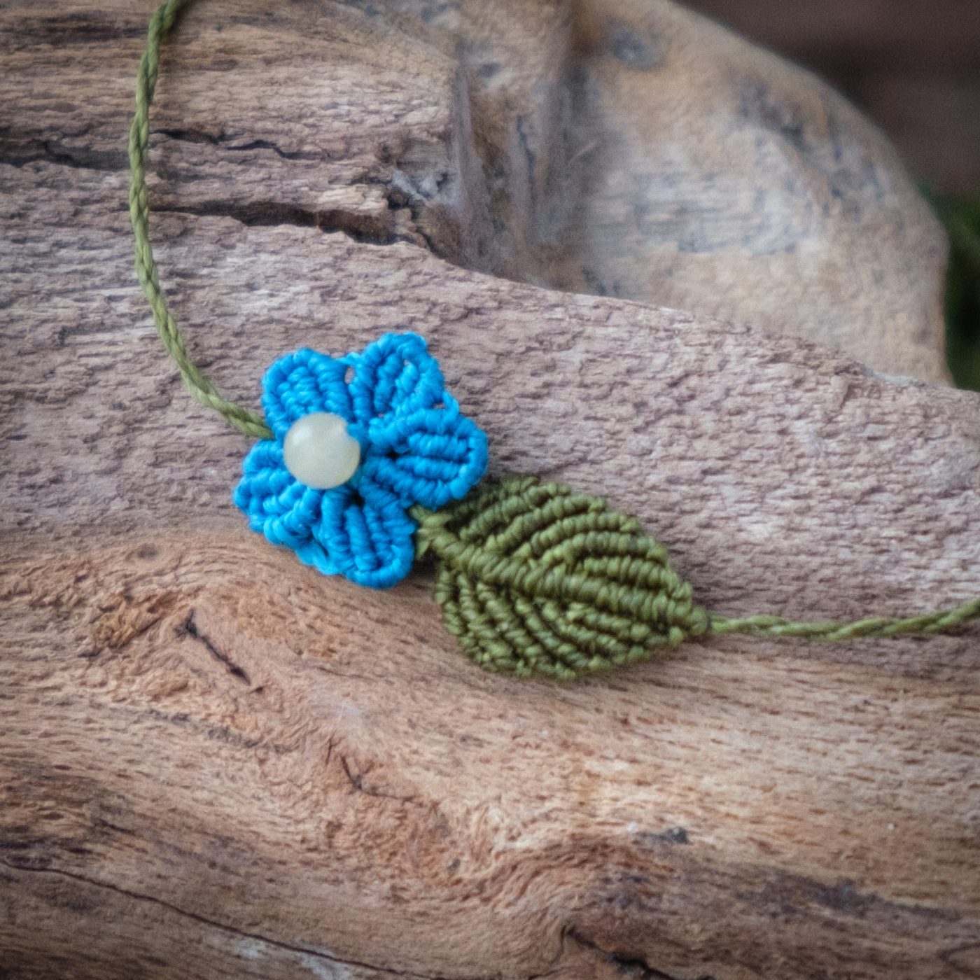 Blütentraum 'Alma' - Makramee Armband Schlicht mit grünem Blatt und blauer Blüte Blütentraum 'Alma' - Makramee Armband Schlicht mit grünem Blatt und blauer Blüte