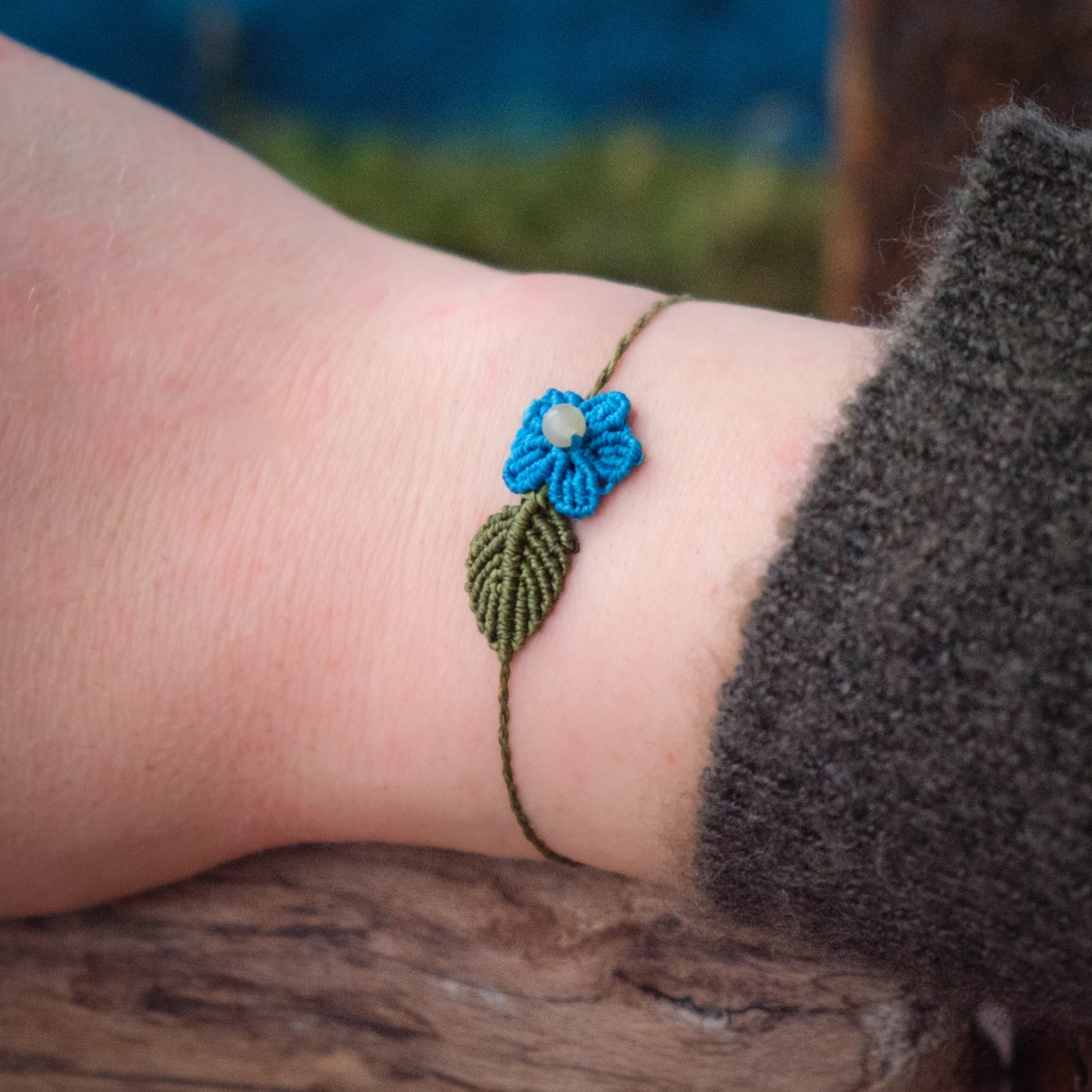 Blütentraum 'Alma' - Makramee Armband Schlicht mit grünem Blatt und blauer Blüte Blütentraum 'Alma' - Makramee Armband Schlicht mit grünem Blatt und blauer Blüte