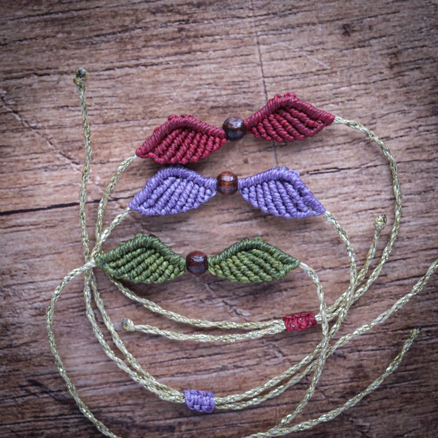 Flügelschlag 'Roval' - Makramee Armband Schlicht mit grünen Flügeln und Perle Flügelschlag 'Roval' - Makramee Armband Schlicht mit grünen Flügeln und Perle