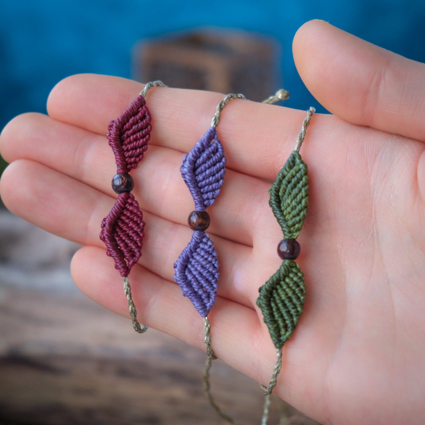 Flügelschlag 'Roval' - Makramee Armband Schlicht mit grünen Flügeln und Perle Flügelschlag 'Roval' - Makramee Armband Schlicht mit grünen Flügeln und Perle