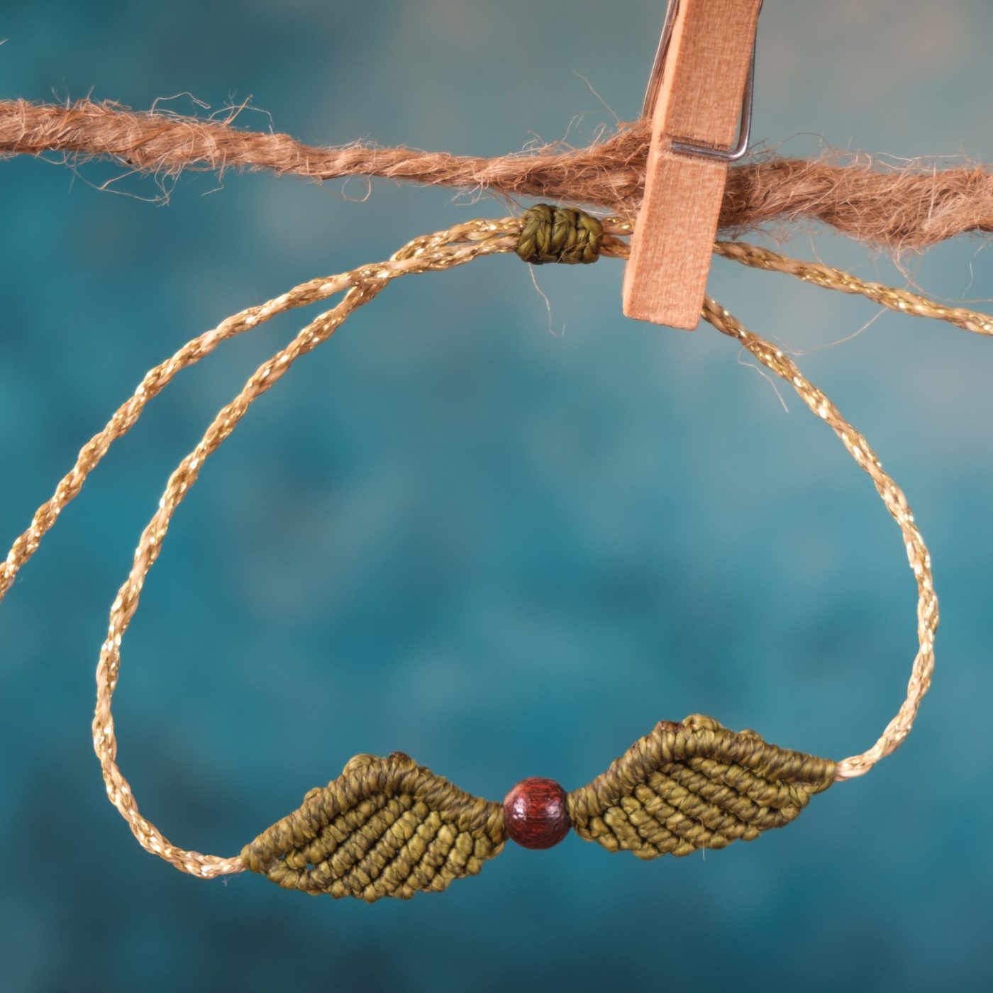 Flügelschlag 'Roval' - Makramee Armband Schlicht mit grünen Flügeln und Perle Flügelschlag 'Roval' - Makramee Armband Schlicht mit grünen Flügeln und Perle