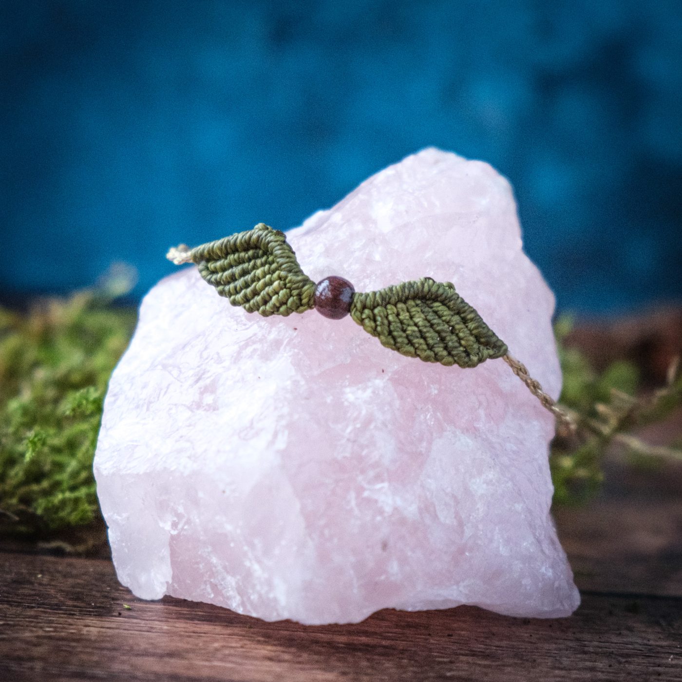 Flügelschlag 'Roval' - Makramee Armband Schlicht mit grünen Flügeln und Perle Flügelschlag 'Roval' - Makramee Armband Schlicht mit grünen Flügeln und Perle