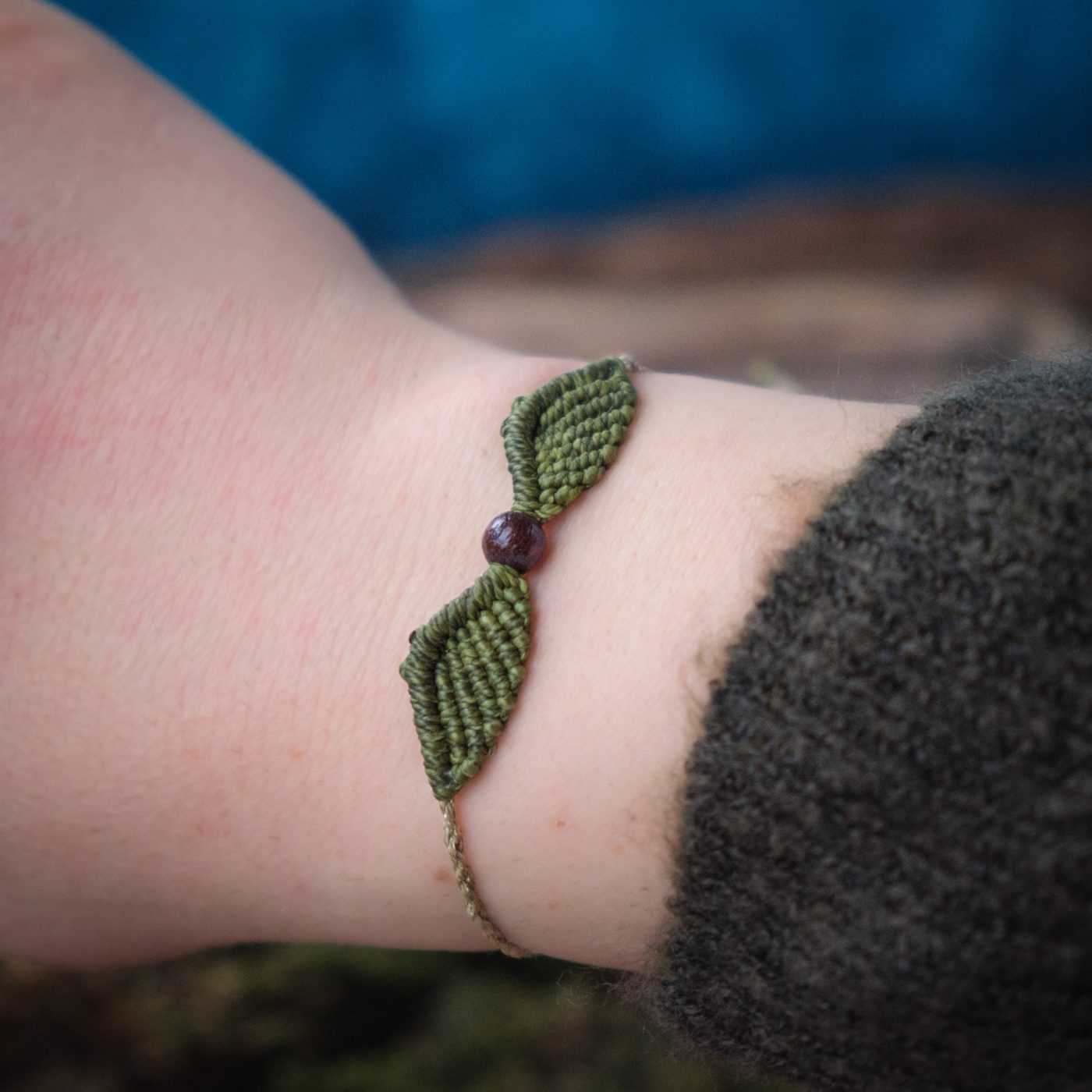 Flügelschlag 'Roval' - Makramee Armband Schlicht mit grünen Flügeln und Perle Flügelschlag 'Roval' - Makramee Armband Schlicht mit grünen Flügeln und Perle