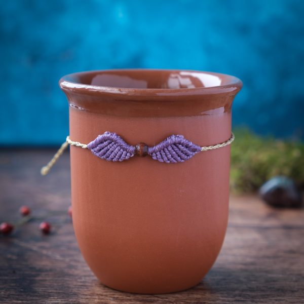 Flügelschlag 'Roval' - Makramee Armband Schlicht mit grünen Flügeln und Perle Flügelschlag 'Roval' - Makramee Armband Schlicht mit grünen Flügeln und Perle