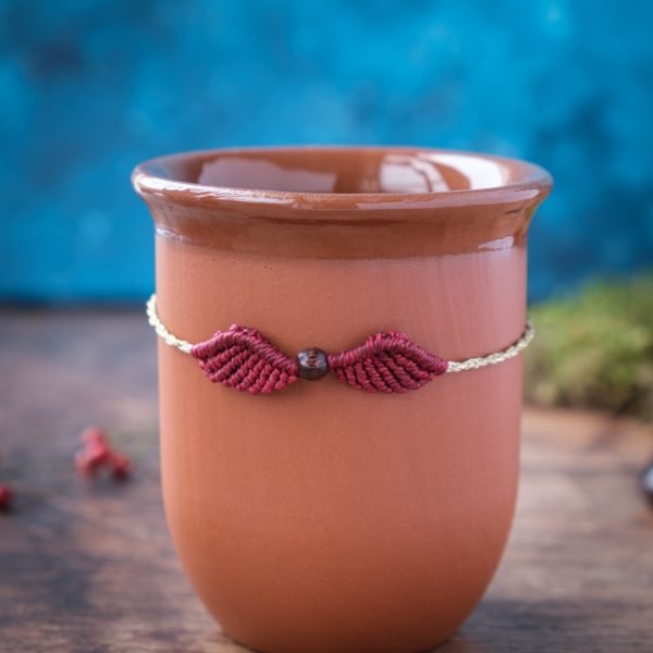 Flügelschlag 'Roval' - Makramee Armband Schlicht mit grünen Flügeln und Perle Flügelschlag 'Roval' - Makramee Armband Schlicht mit grünen Flügeln und Perle