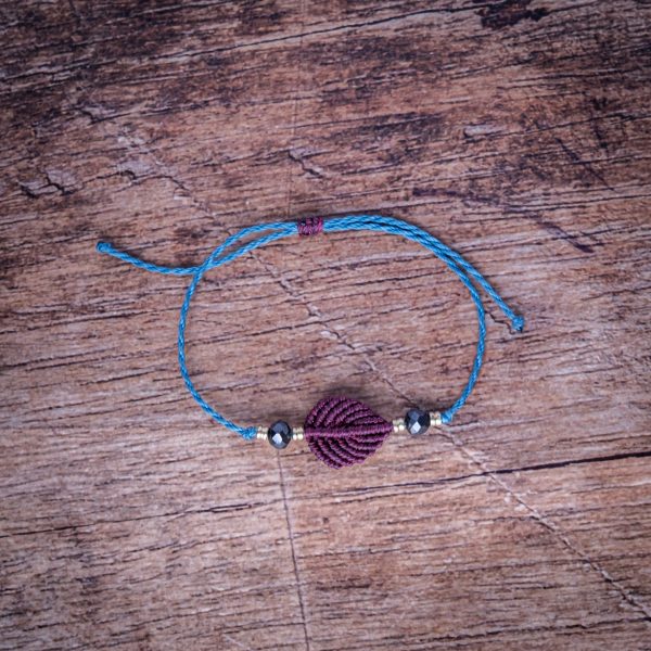 Blattflug 'Minhathel' - Makramee Armband Schlicht mit rotem Blatt und Perlen Blattflug 'Minhathel' - Makramee Armband Schlicht mit rotem Blatt und Perlen