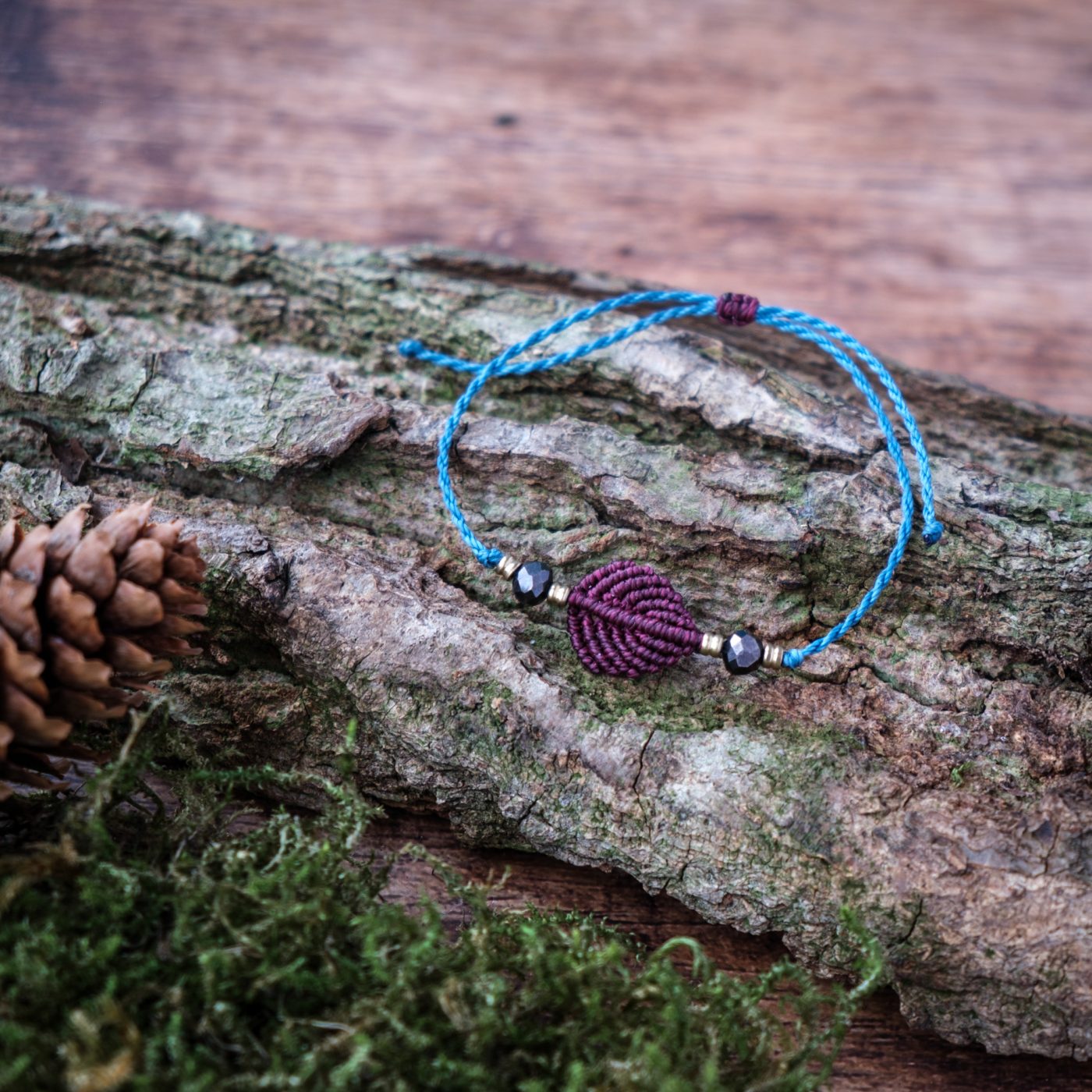 Blattflug 'Minhathel' - Makramee Armband Schlicht mit rotem Blatt und Perlen Blattflug 'Minhathel' - Makramee Armband Schlicht mit rotem Blatt und Perlen