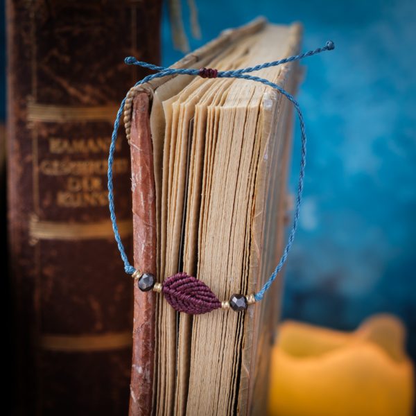 Blattflug 'Minhathel' - Makramee Armband Schlicht mit rotem Blatt und Perlen Blattflug 'Minhathel' - Makramee Armband Schlicht mit rotem Blatt und Perlen