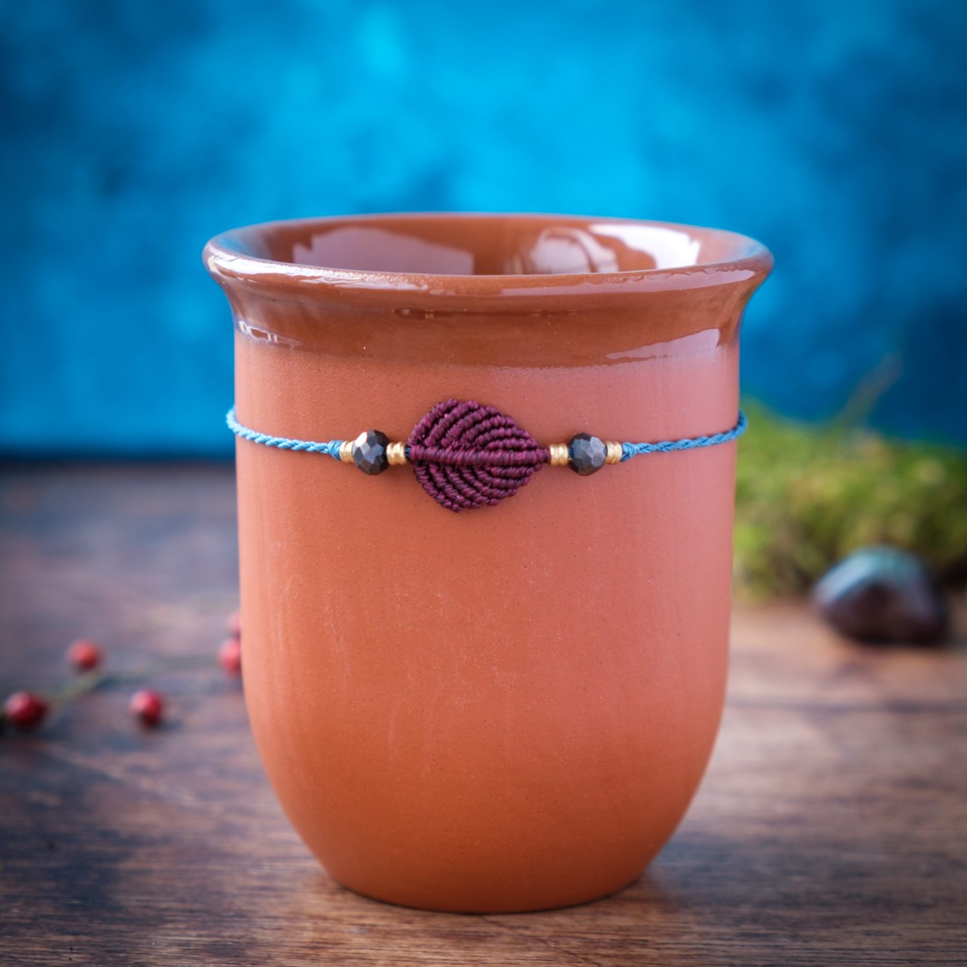 Blattflug 'Minhathel' - Makramee Armband Schlicht mit rotem Blatt und Perlen Blattflug 'Minhathel' - Makramee Armband Schlicht mit rotem Blatt und Perlen