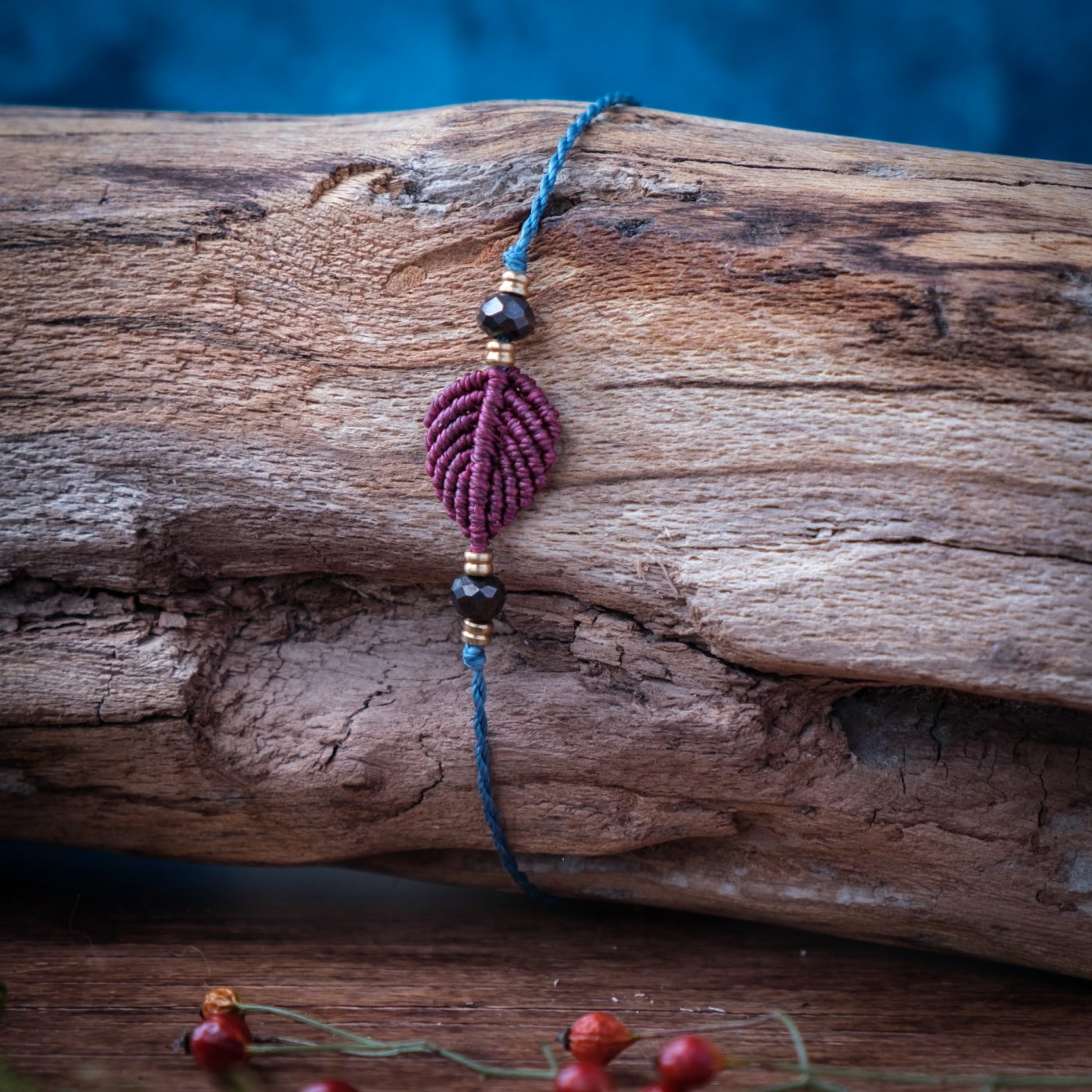 Blattflug 'Minhathel' - Makramee Armband Schlicht mit rotem Blatt und Perlen Blattflug 'Minhathel' - Makramee Armband Schlicht mit rotem Blatt und Perlen