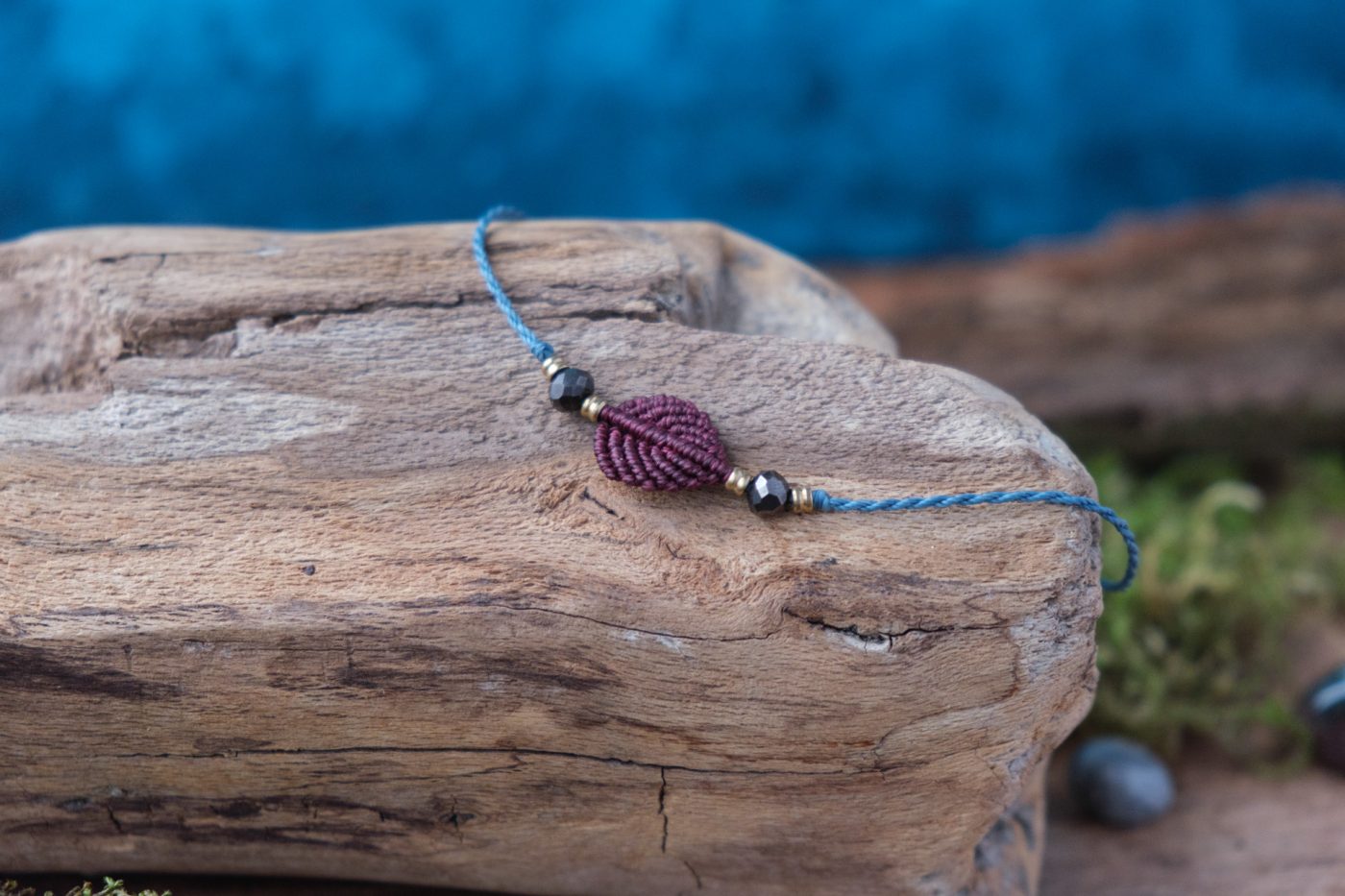 Blattflug 'Minhathel' - Makramee Armband Schlicht mit rotem Blatt und Perlen Blattflug 'Minhathel' - Makramee Armband Schlicht mit rotem Blatt und Perlen