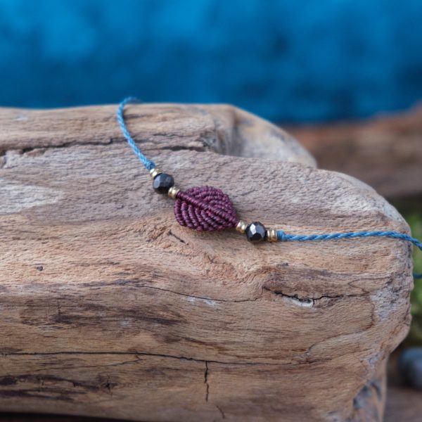 Blattflug 'Minhathel' - Makramee Armband Schlicht mit rotem Blatt und Perlen Blattflug 'Minhathel' - Makramee Armband Schlicht mit rotem Blatt und Perlen