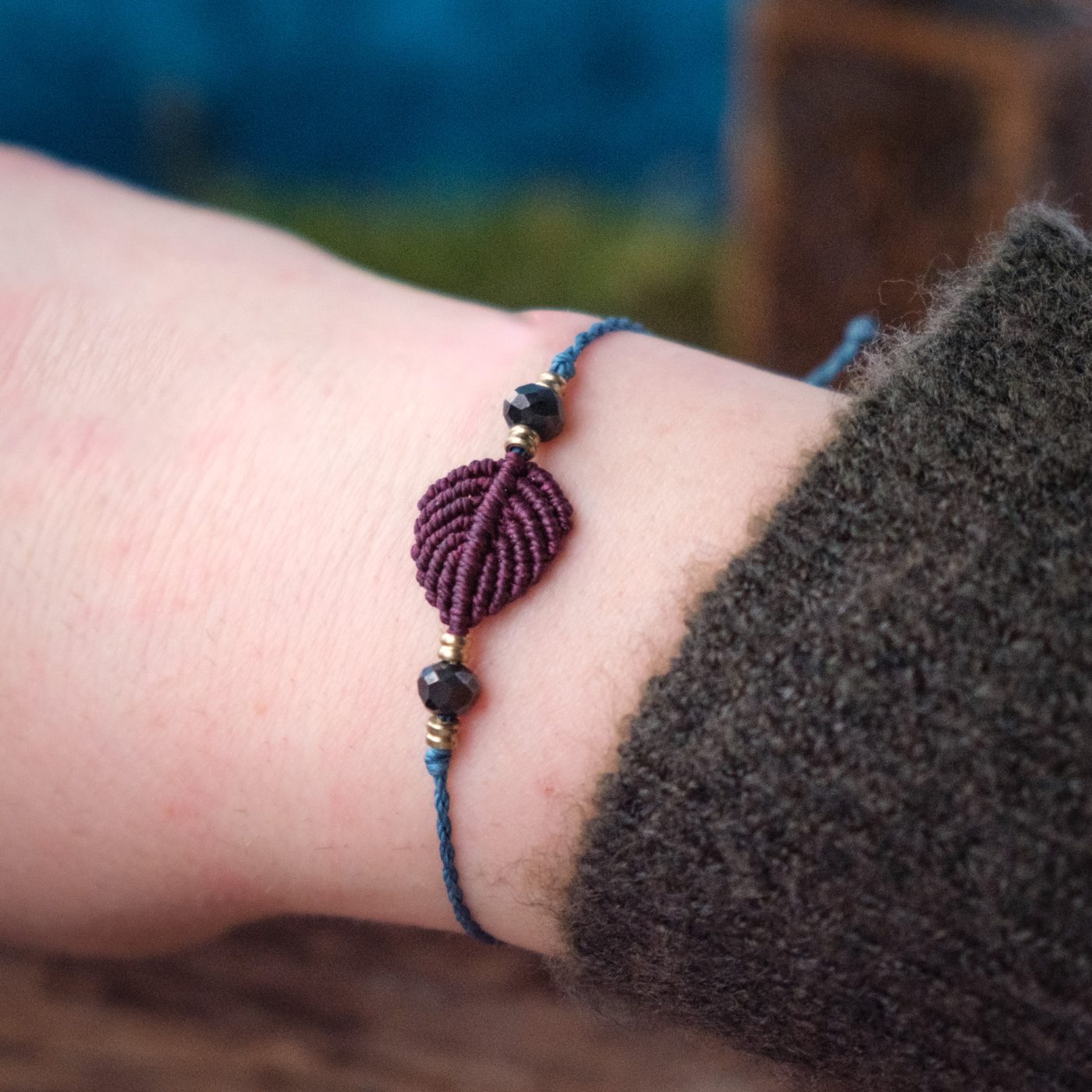 Blattflug 'Minhathel' - Makramee Armband Schlicht mit rotem Blatt und Perlen Blattflug 'Minhathel' - Makramee Armband Schlicht mit rotem Blatt und Perlen