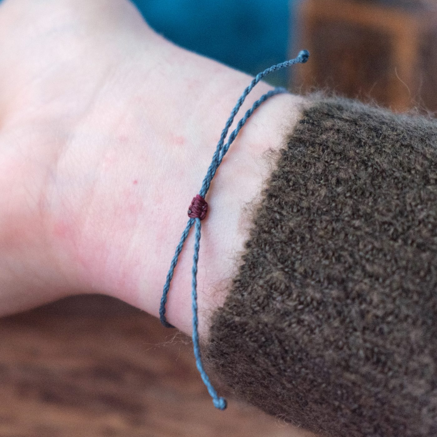 Blattflug 'Minhathel' - Makramee Armband Schlicht mit rotem Blatt und Perlen Blattflug 'Minhathel' - Makramee Armband Schlicht mit rotem Blatt und Perlen