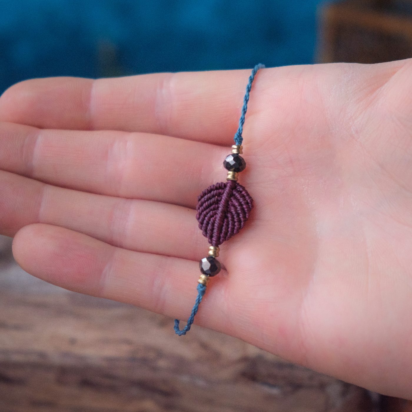 Blattflug 'Minhathel' - Makramee Armband Schlicht mit rotem Blatt und Perlen Blattflug 'Minhathel' - Makramee Armband Schlicht mit rotem Blatt und Perlen