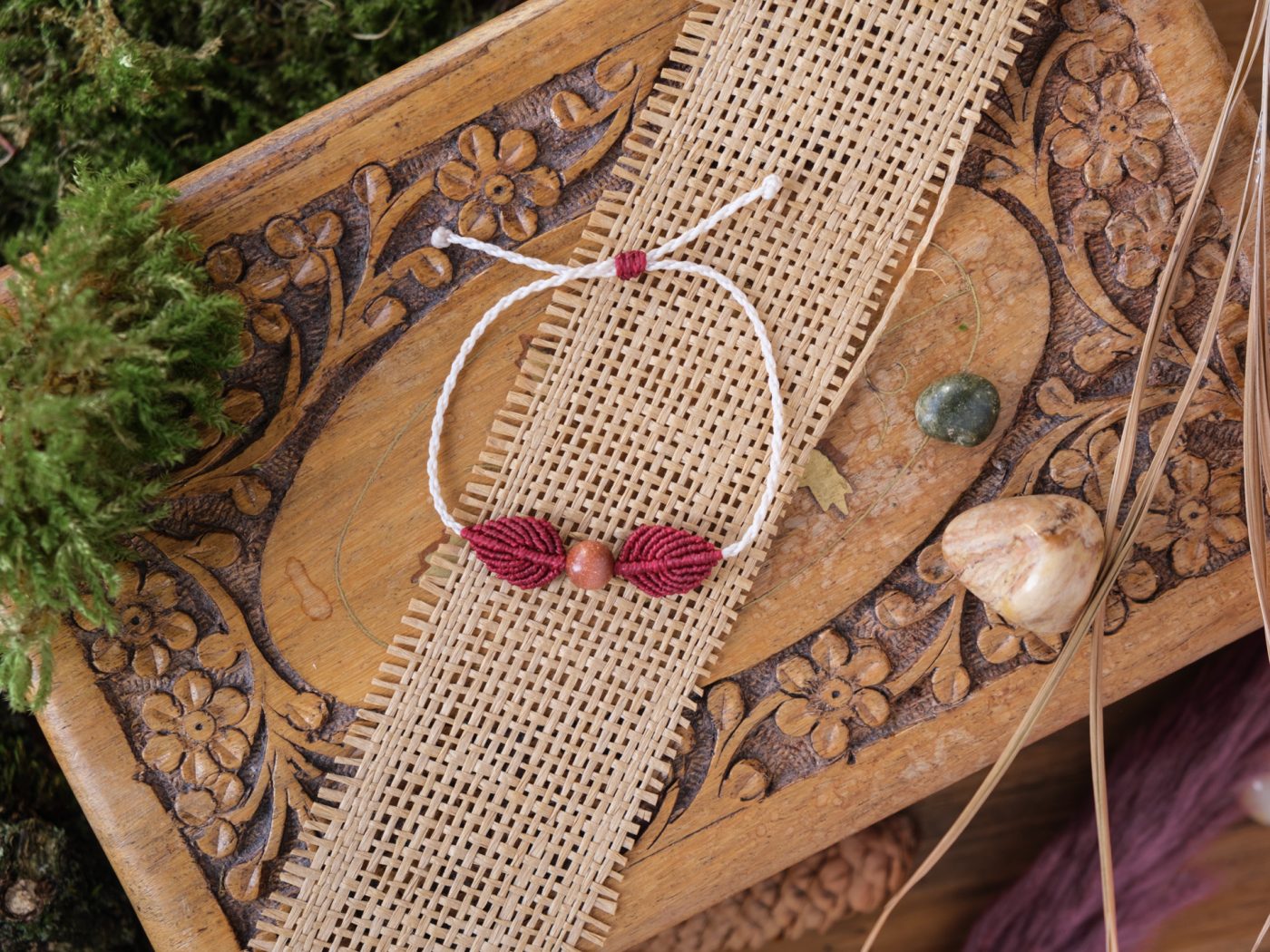 Blätterflug 'Hathel' - Makramee Armband Schlicht mit zwei Blättern und Perle Blätterflug 'Hathel' - Makramee Armband Schlicht mit zwei Blättern und Perle